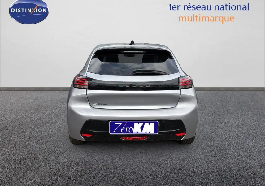 Vue arrière d'une Peugeot 208 électrique 136ch gris Artense métal avec feux LED et bande noire distinctive.