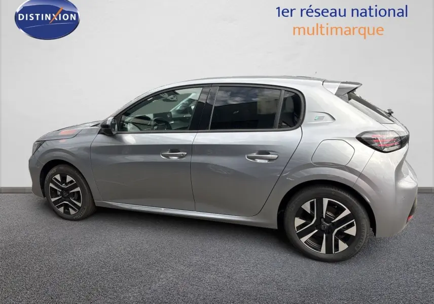 Peugeot 208 électrique gris Artense métal vue de profil côté gauche, avec jantes alliage distinctives et badge électrique arrière.
