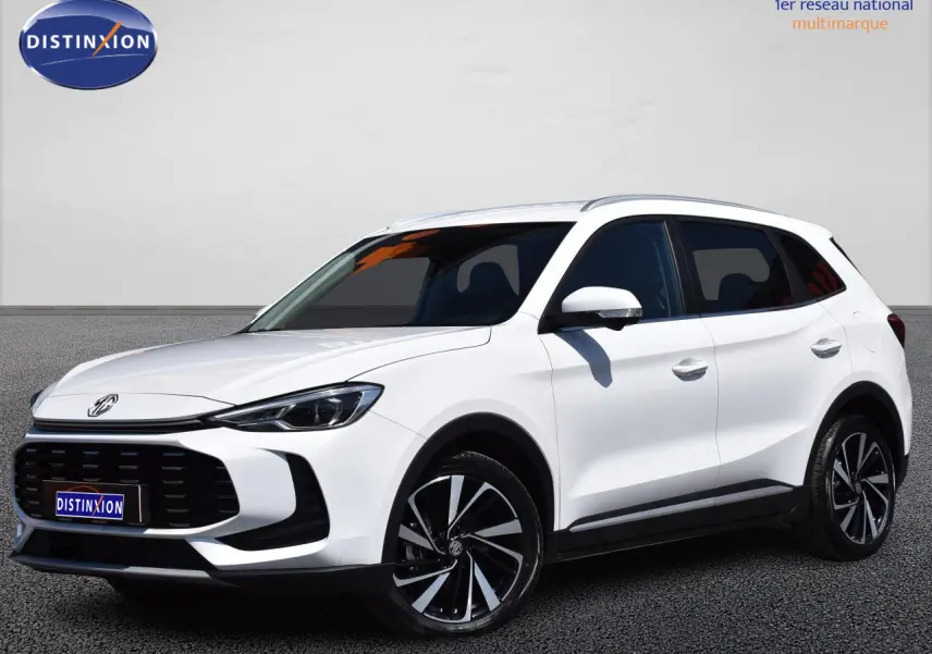 MG ZS 2026 blanc en 3/4 avant droit avec jantes alliage 18 pouces et calandre noire distinctive.