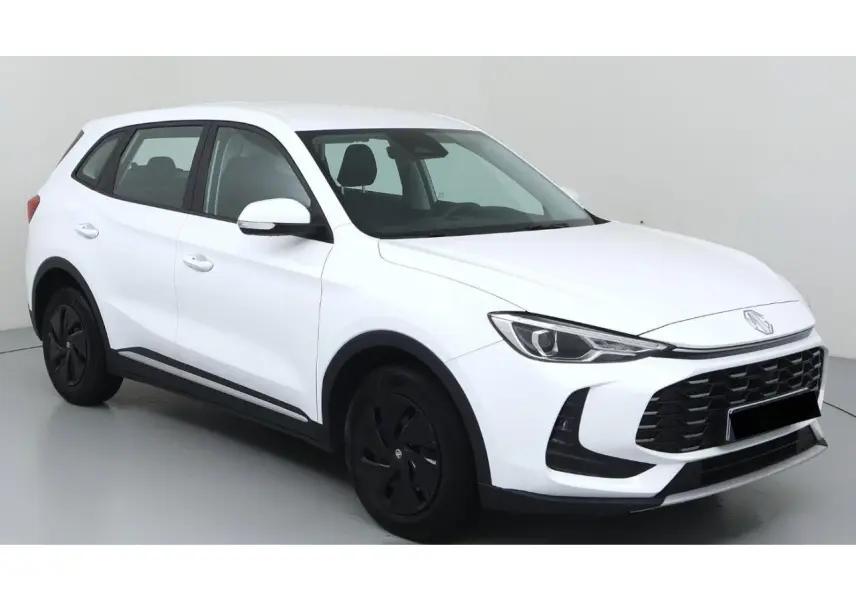 MG ZS 2026 blanc en vue 3/4 avant droit, SUV hybride avec jantes alliage noires 18 pouces et calandre imposante.