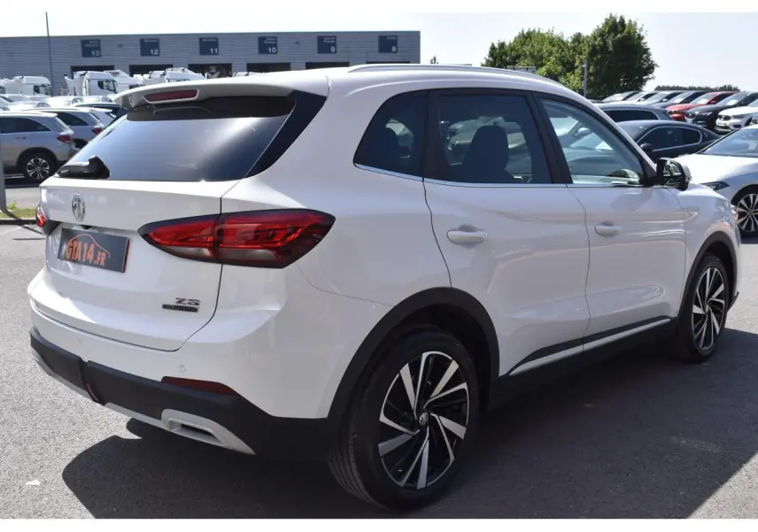 Vue 3/4 arrière droite du MG ZS blanc 2026, version MG III 1.5 HYBRID+ 197 LUXURY avec jantes alliage 18 pouces.
