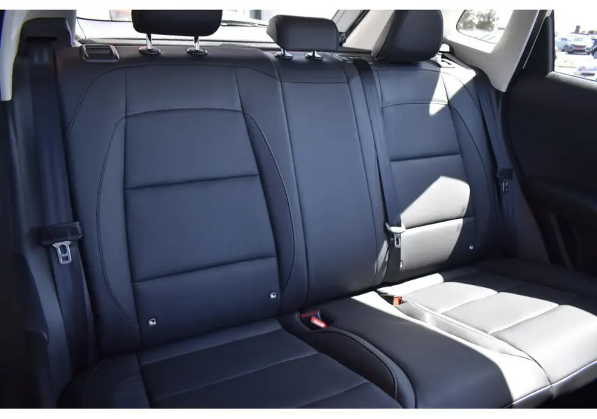 Vue intérieure des sièges arrière en cuir noir du MG MOTOR ZS 2026, version MG III 1.5 HYBRID+ 197 LUXURY.