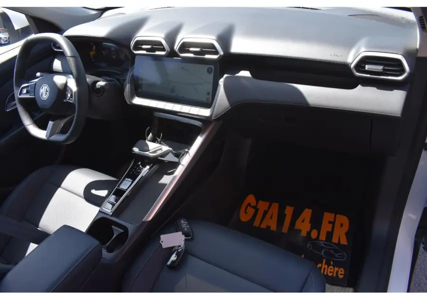 Intérieur noir du MG ZS 2026 vu côté conducteur, avec tableau de bord moderne et écran tactile central.