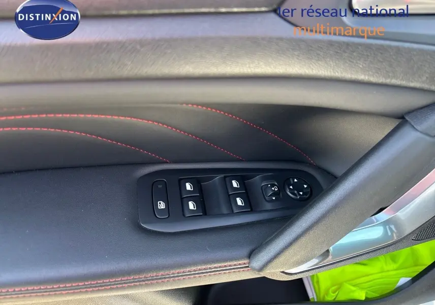 Détail des commandes des vitres et rétroviseurs sur la porte côté gauche d'une Peugeot 308 GT 2021.