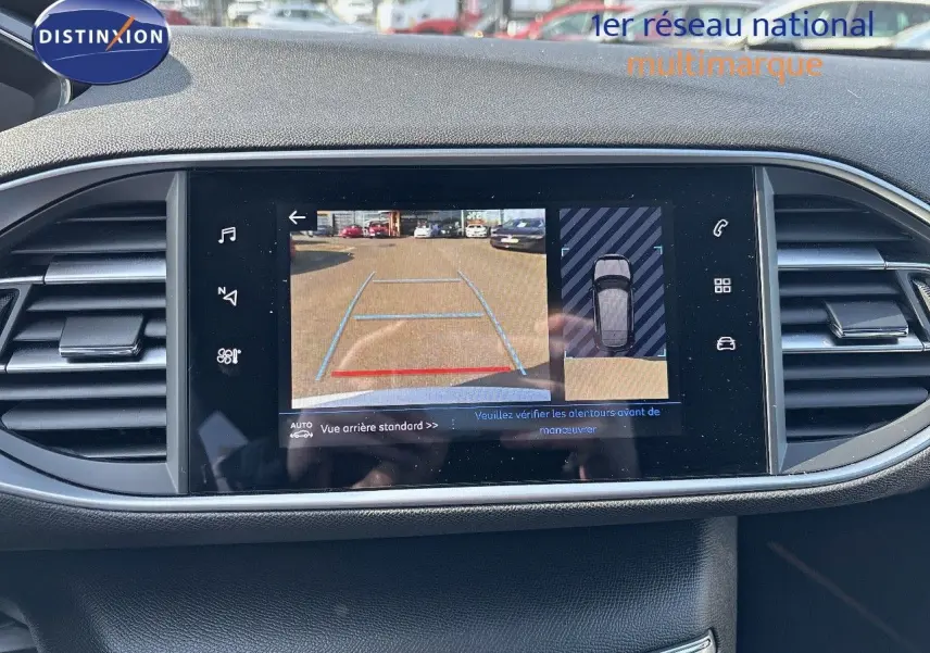 Écran central affichant la caméra de recul et la vue 360° dans une Peugeot 308 blanche nacrée de 2021.