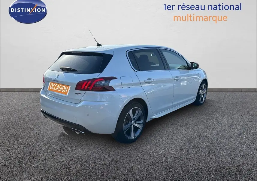 Peugeot 308 blanc nacré vue 3/4 arrière droit, avec feux arrière LED et jantes alliage 17 pouces.