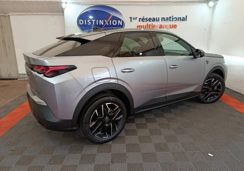 Peugeot 3008 gris clair vue 3/4 arrière droit, avec jantes noires et feux arrière LED distinctifs.