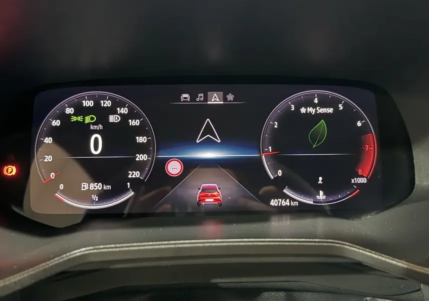 Affichage numérique du combiné d'instruments de la Renault Clio Techno TCe 90 2024, avec indicateur de vitesse et navigation.