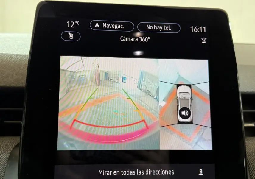 Écran tactile de la Renault Clio Techno TCe 90 affichant la caméra 360° en vue arrière et vue aérienne du véhicule.