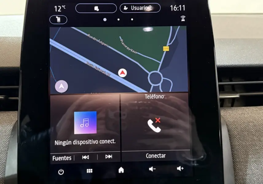 Écran tactile central 7 pouces de la Renault Clio Techno TCe 90 2024, affichant la navigation et le téléphone.