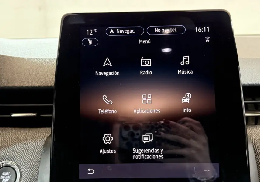 Écran tactile central de la Renault Clio Techno TCe 90 2024 affichant le menu principal en espagnol.