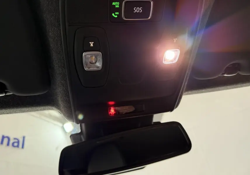 Vue intérieure en plongée du plafonnier avec éclairage et bouton SOS dans une Renault Clio Techno TCe 90 rouge 2024.