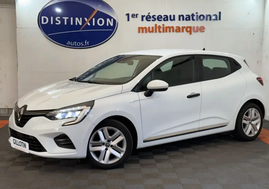 Renault Clio Business blanche vue de profil droit en intérieur, avec feux LED allumés et jantes alliage.