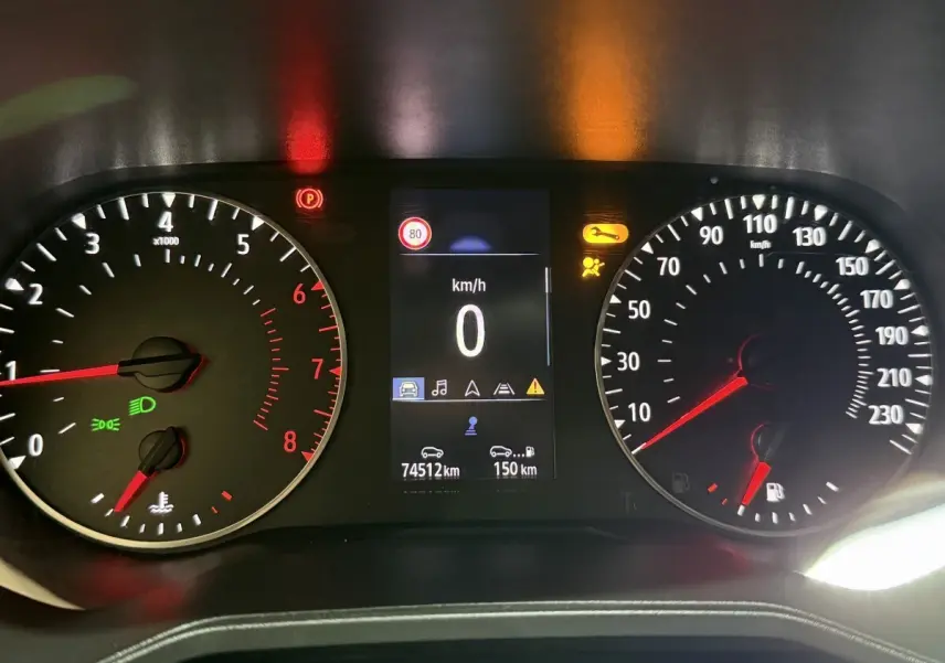 Tableau de bord de Renault Clio Business blanc 2021, affichage digital au centre avec compte-tours et vitesse en km/h.