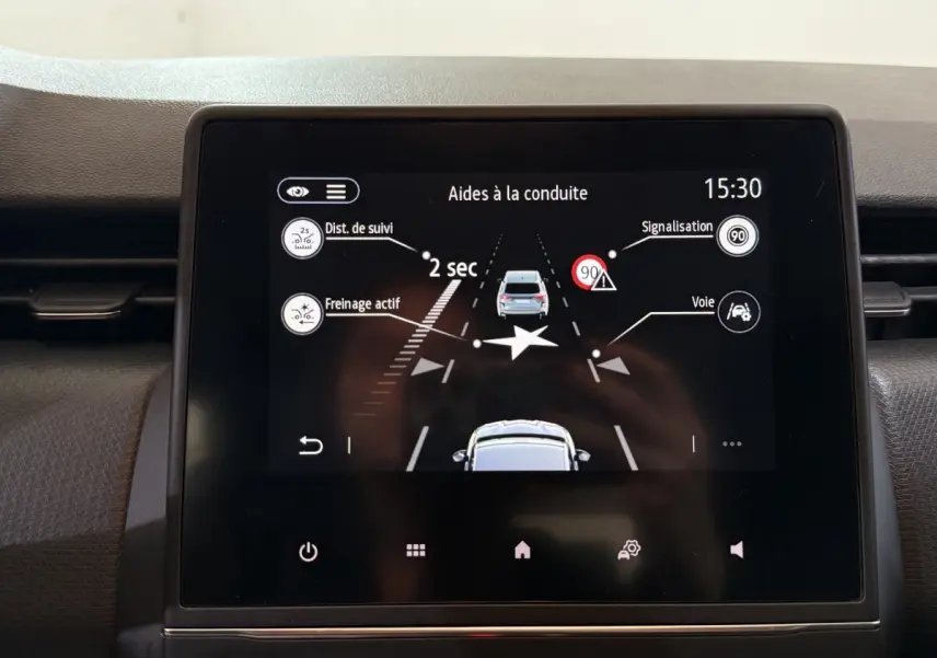 Écran tactile central de la Renault Clio Business blanc 2021 affichant les aides à la conduite.
