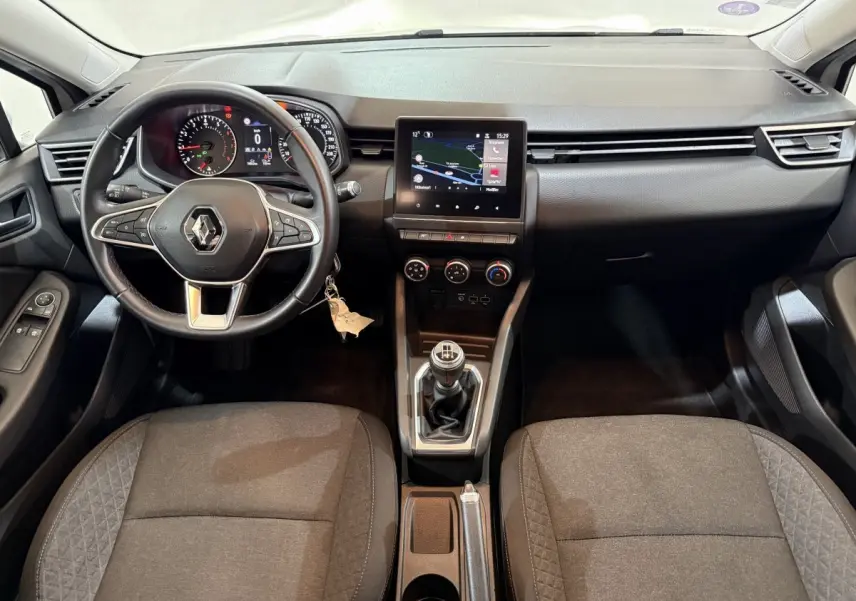 Vue intérieure avant de la Renault Clio Business 2021, tableau de bord noir avec écran tactile central et volant multifonctions cuir synthétique.