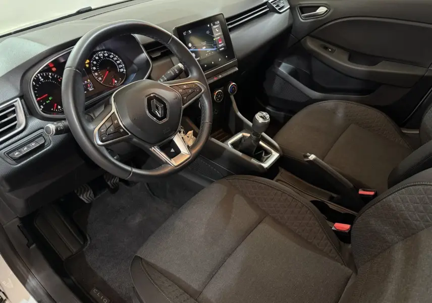 Vue intérieure côté conducteur de la Renault Clio Business 2021, volant cuir multifonctions et écran tactile central.