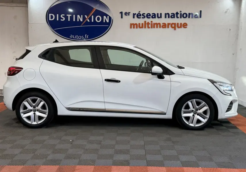 Profil droit d'une Renault Clio Business blanche de 2021, avec jantes alliage et poignées noires contrastantes.