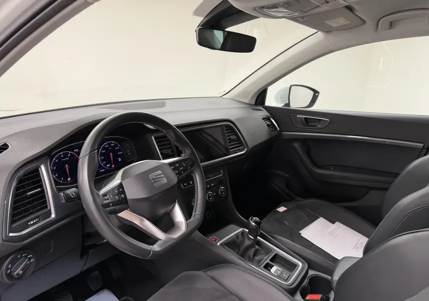 Intérieur du SEAT Ateca 2023 vue côté conducteur, volant multifonction et boîte manuelle au premier plan.