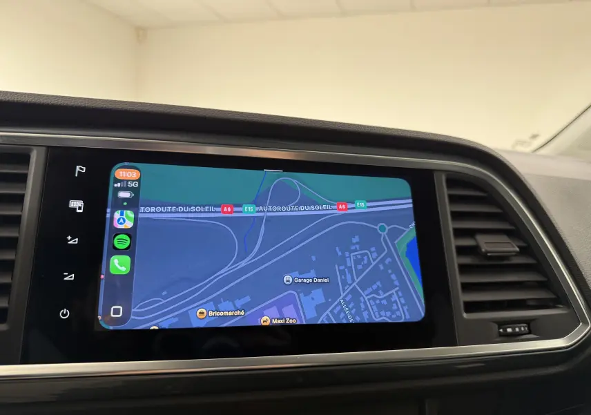 Vue intérieure du tableau de bord du SEAT Ateca 2023 avec écran tactile affichant la navigation GPS.