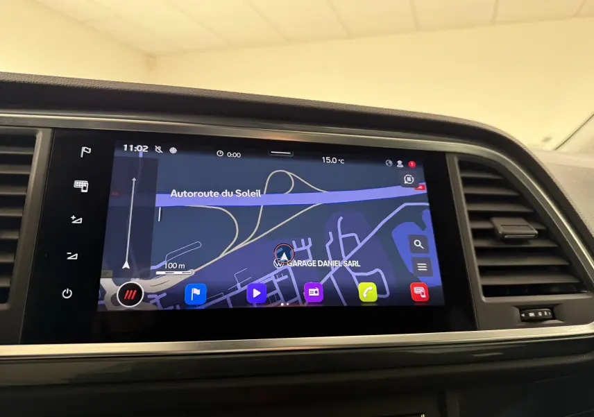 Écran tactile central du tableau de bord du SEAT Ateca 2023 affichant la navigation GPS avec carte et options colorées.