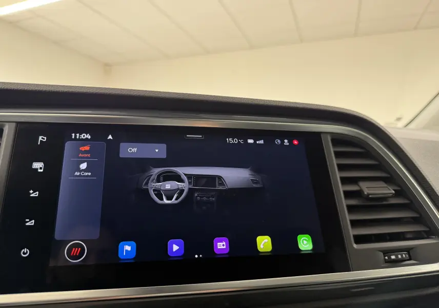 Écran tactile intérieur du SEAT Ateca 2023 montrant le tableau de bord et le volant en vue frontale.