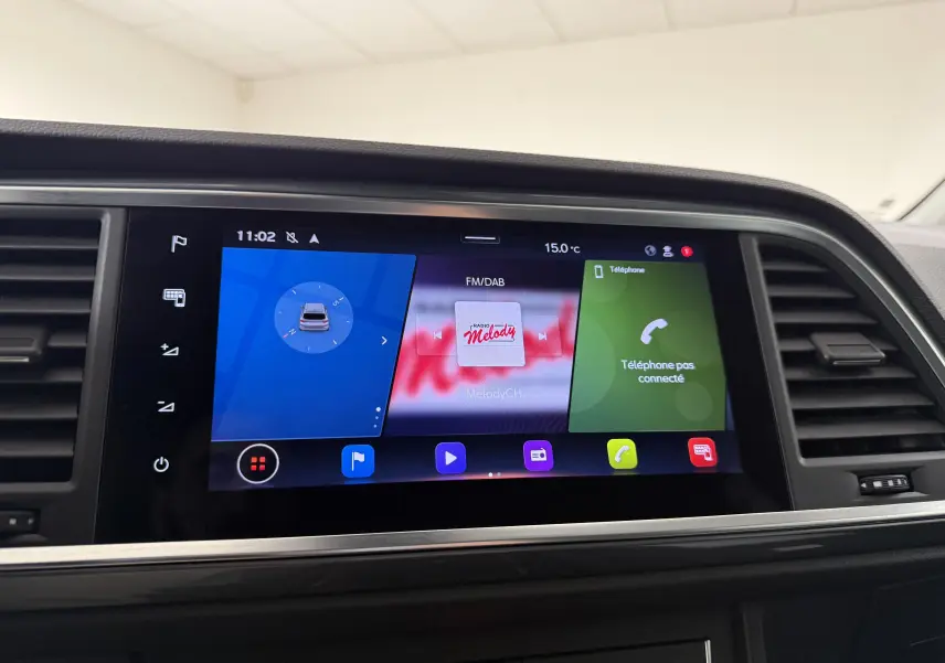 Écran tactile central du tableau de bord du SEAT Ateca 2023 affichant navigation, radio et téléphone non connecté.