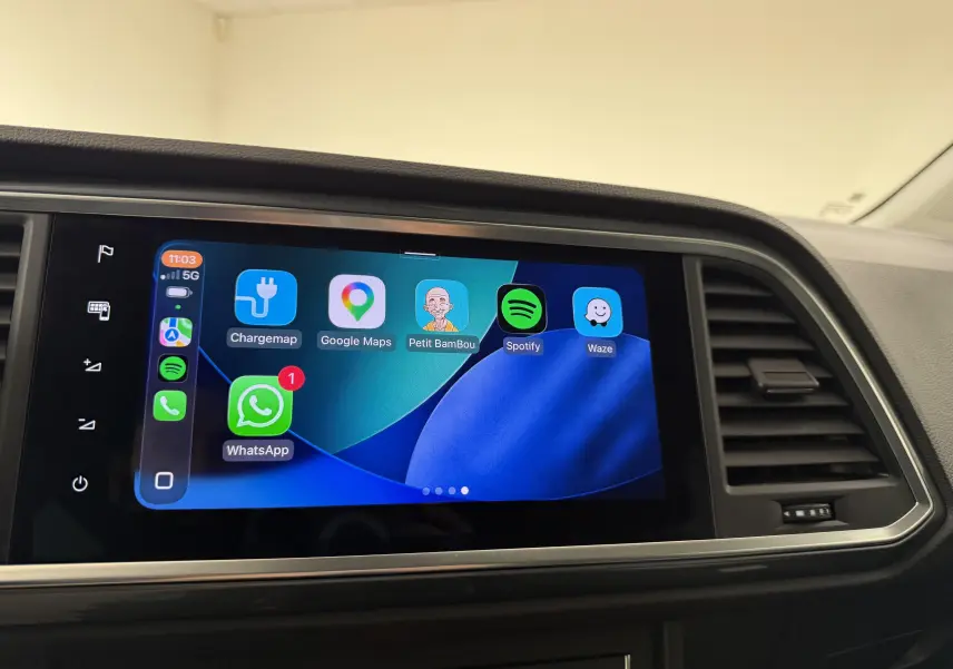 Écran tactile central du tableau de bord du SEAT Ateca 2023, affichant plusieurs applications connectées.