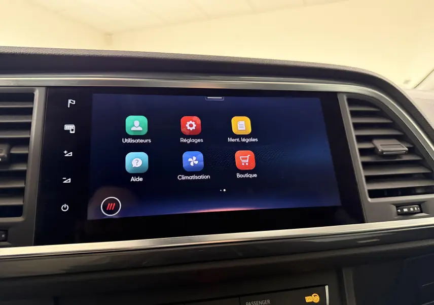 Écran tactile central du tableau de bord du SEAT Ateca 2023 avec menu réglages et climatisation visible.