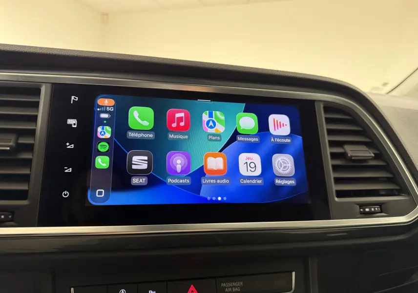 Écran tactile central du tableau de bord du SEAT Ateca 2023 affichant les applications connectées, vue de face.