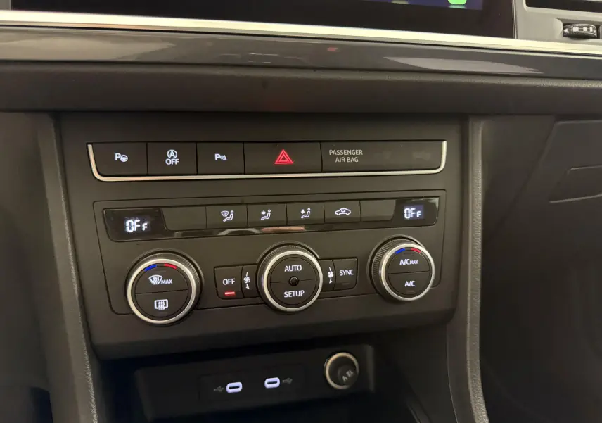 Tableau de bord intérieur du SEAT Ateca 2023, vue centrée sur les commandes de climatisation et connectivité USB.