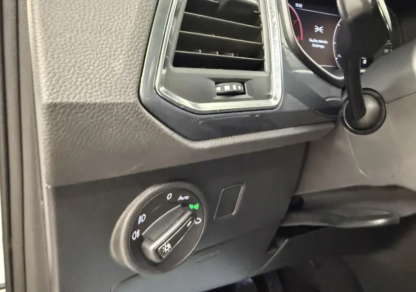 Détail du tableau de bord côté gauche du SEAT Ateca 2023 avec commande des phares et sortie d’air noire.