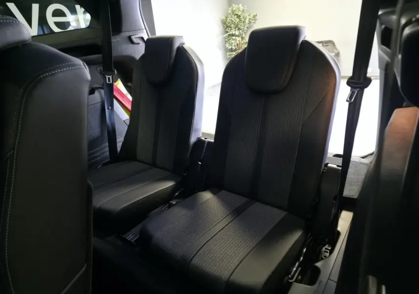 Vue rapprochée des deux sièges indépendants en rang 3 du Peugeot 5008 gris, avec ceinture de sécurité visible.