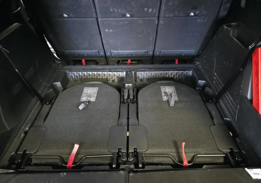 Vue arrière du coffre du Peugeot 5008 gris avec sièges de troisième rangée escamotés dans le plancher.
