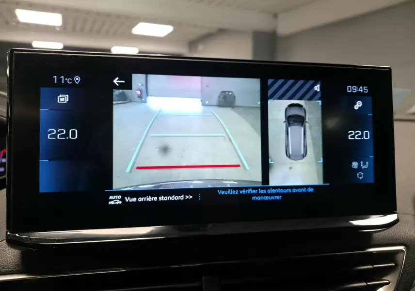 Écran tactile intérieur du Peugeot 5008 gris montrant la caméra 360° avec vue arrière et vue du dessus du véhicule.