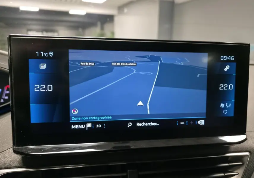 Écran tactile 10 pouces du système de navigation 3D du Peugeot 5008 gris, vue intérieure centrée sur l'affichage.