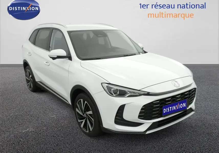 MG ZS 1.5 L Hybrid+ blanc Dover White vu en 3/4 avant droit avec jantes alliage 18 pouces et calandre noire.