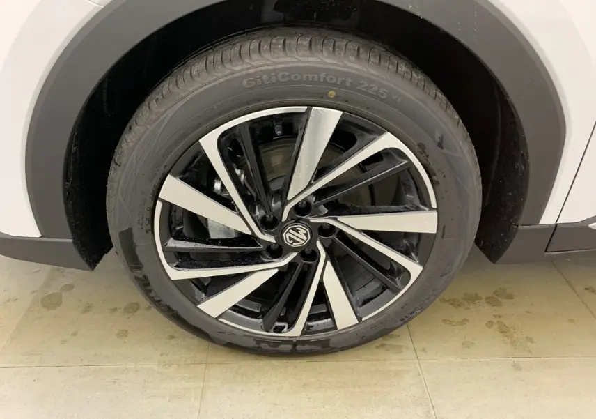 Gros plan sur la jante alliage 18'' bicolore noire et argent du MG ZS Dover White, côté gauche avant.