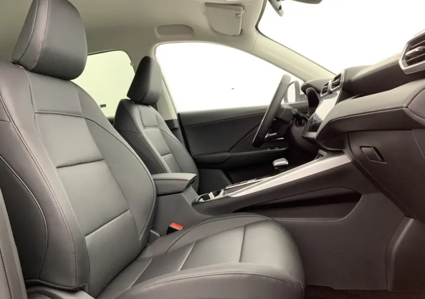 Vue intérieure côté droit du MG ZS 1.5 L Hybrid+ Luxury 2026, sièges en similicuir noir et tableau de bord moderne.