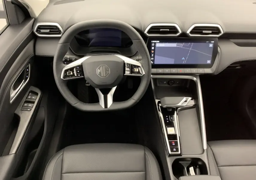Vue intérieure frontale du tableau de bord et volant cuir noir du MG ZS 1.5 L Hybrid+ Luxury avec écran tactile 12,3 pouces.