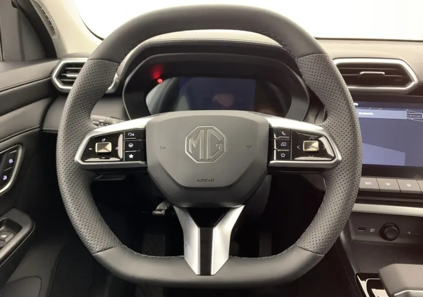 Vue frontale du volant en cuir microfibre noir du MG ZS 1.5 L Hybrid+ 197 ch Luxury avec commandes intégrées et tableau de bord digital.