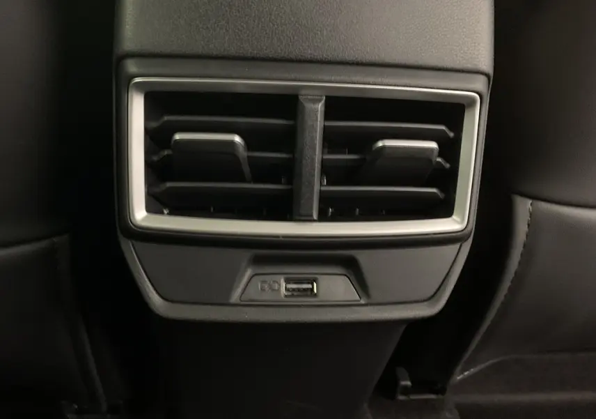 Gros plan sur la sortie d'air arrière noire avec port USB intégré du MG ZS 1.5 L Hybrid+ Luxury 2026.