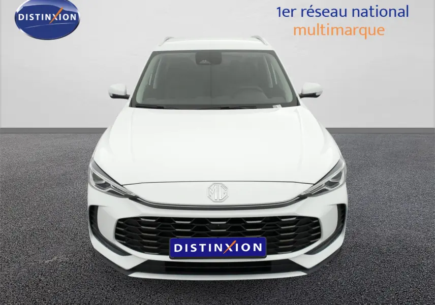 Vue frontale du MG ZS 1.5 L Hybrid+ 197 ch Luxury en blanc Dover, avec calandre noire et phares LED fins.