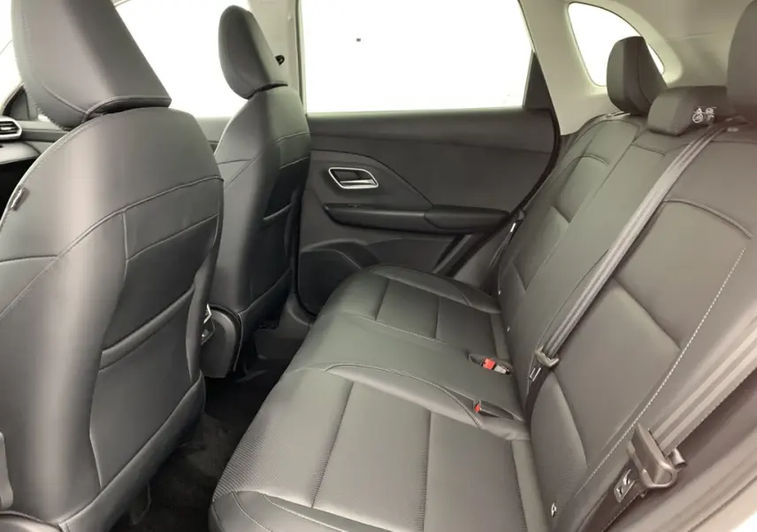 Vue intérieure côté droit des sièges arrière en similicuir noir du MG ZS 1.5 L Hybrid+ 197 ch Luxury 2026.
