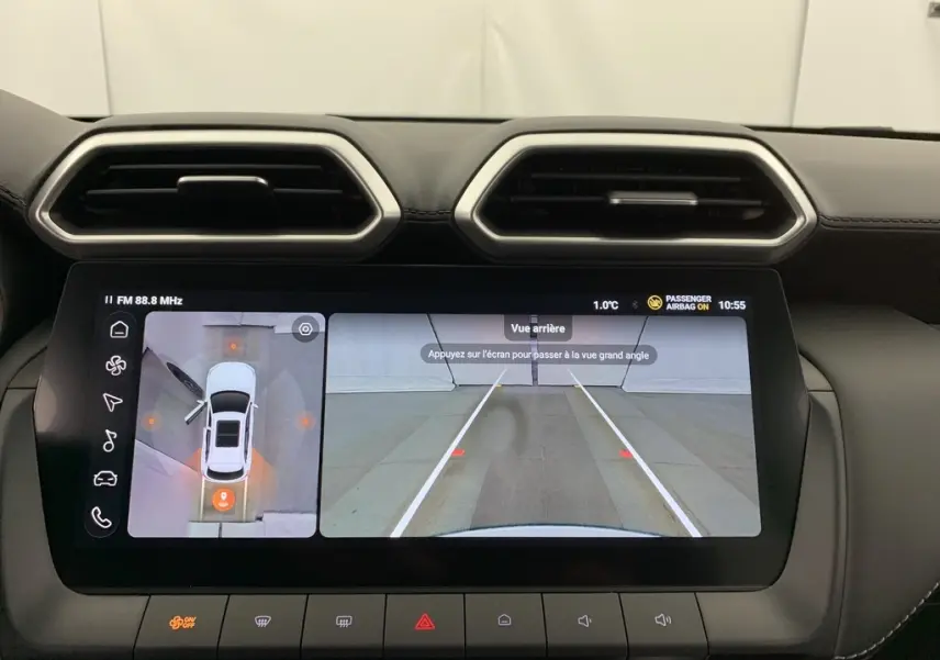 Écran tactile 12,3'' du MG ZS blanc, affichant la caméra 360° et la vue arrière du système d'aide au stationnement.