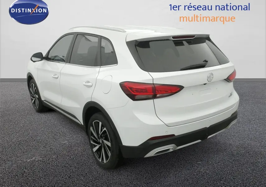 Vue 3/4 arrière droite du SUV MG ZS 2026 en blanc Dover avec jantes alliage 18 pouces et feux LED arrière.
