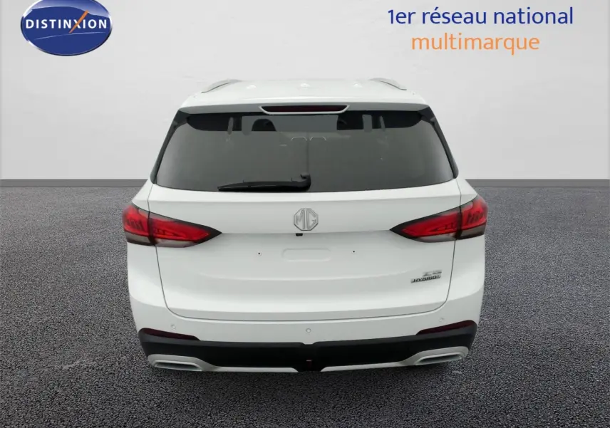 Vue arrière d'un MG ZS Dover White 2026 hybride avec feux LED et double sortie d'échappement intégrée.