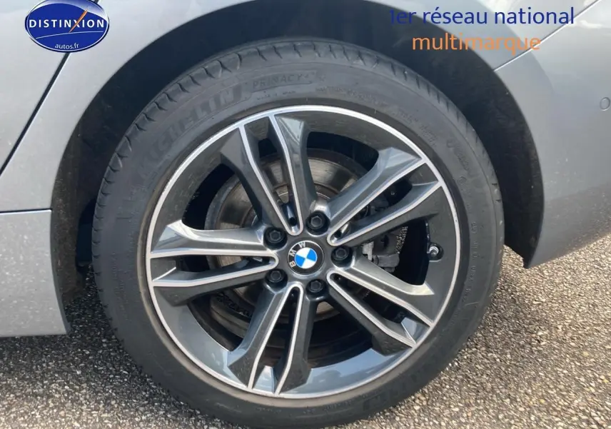Gros plan sur la jante alliage 17 pouces double rayons style 549 d’une BMW Série 1 gris foncé, côté arrière droit.