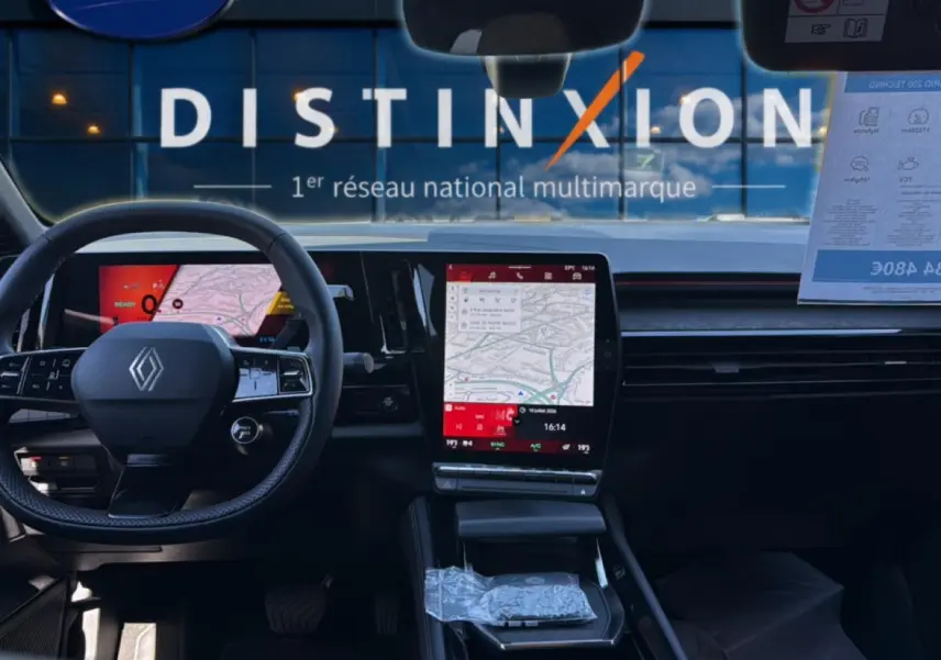 Intérieur avant de la Renault Rafale blanc, vue centrée sur le volant et l’écran tactile avec navigation affichée.