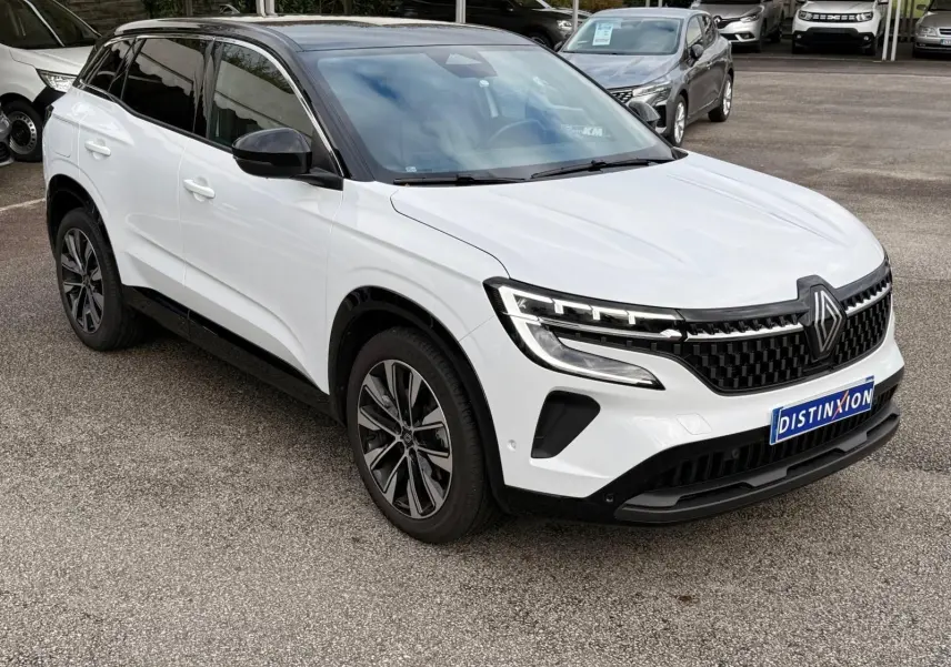Renault Austral E-Tech 200 blanc nacré avec toit noir, vue 3/4 avant droit, calandre noire et jantes bi-ton.